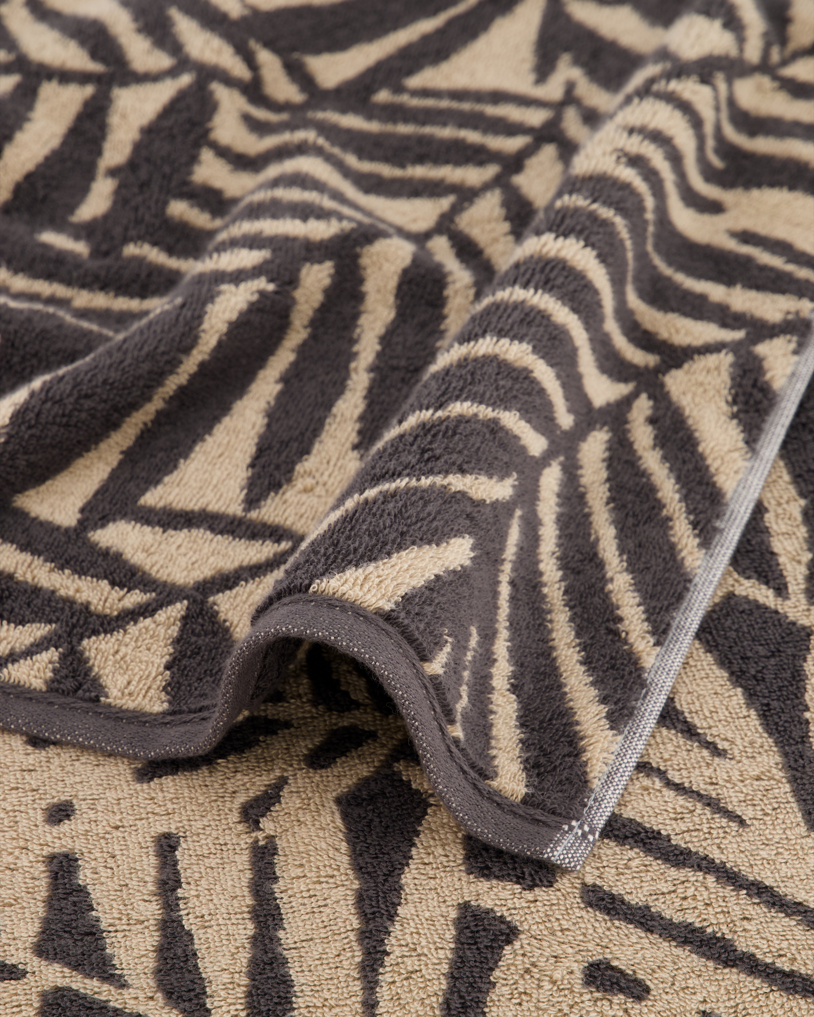 Cawö Handtücher Maison Blätter 6267 basalt - 37 - Duschtuch 70x140 cm