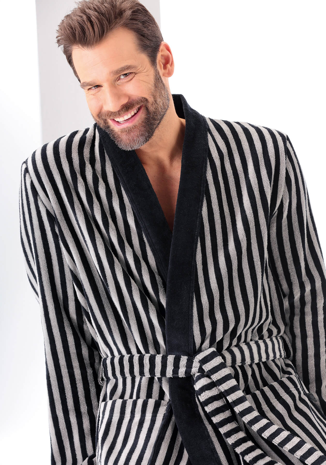 Cawö Herren Bademantel Kimono 3833 - Farbe: schwarz-graphit - 97 XL Detailbild 2 Cawö Herren Bademantel Kimono 3833 - Farbe: schwarz-graphit - 97 XL Detailbild 2